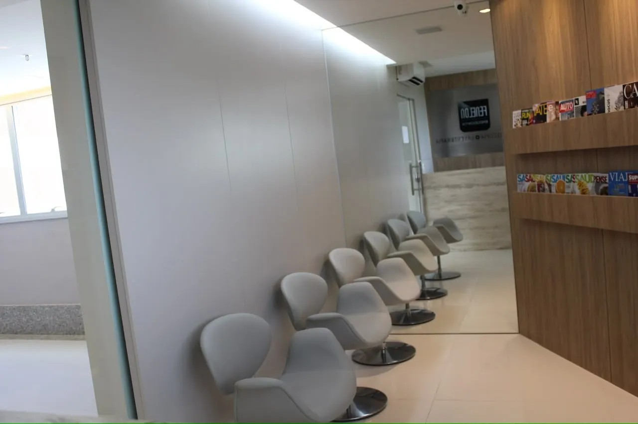 Sala de espera e recepção da Fenelon Endodontia
