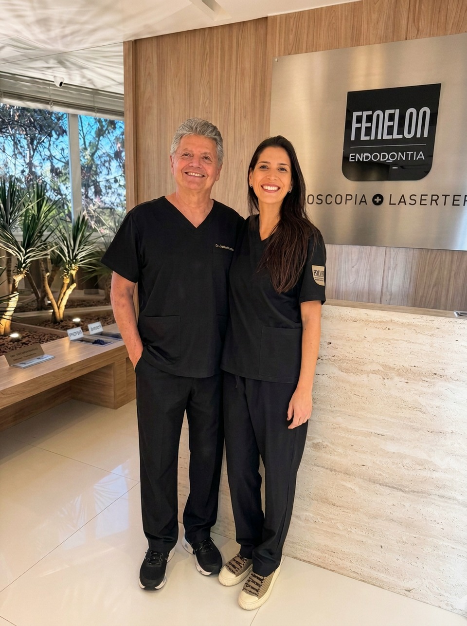 Dr. Josias e Dra. Laís Fenelon na recepção da clínica